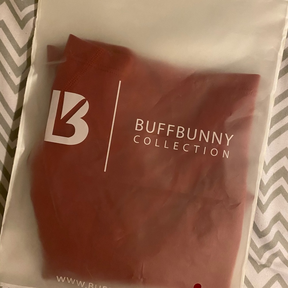 2 BUFF BUNNY VP confidential crop tops